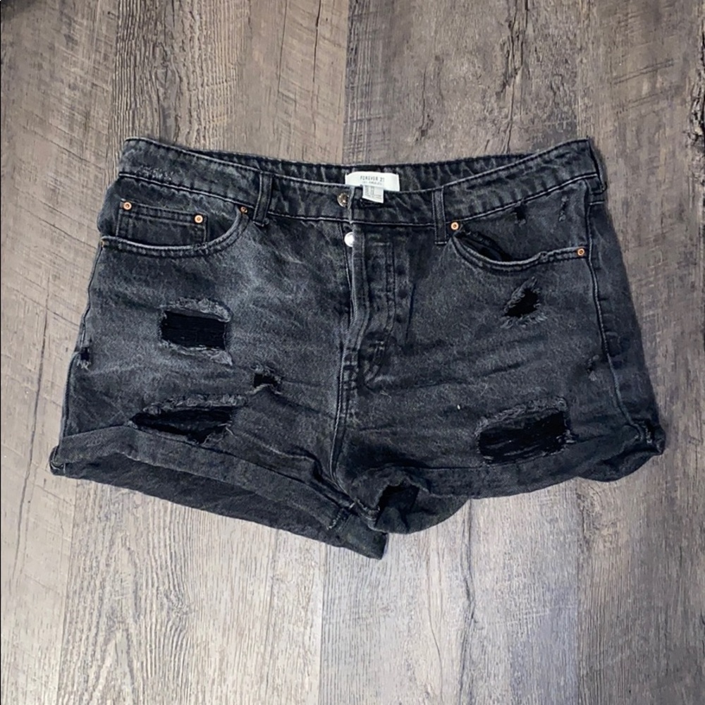 ✨Forever 21 High rise distressed shorts